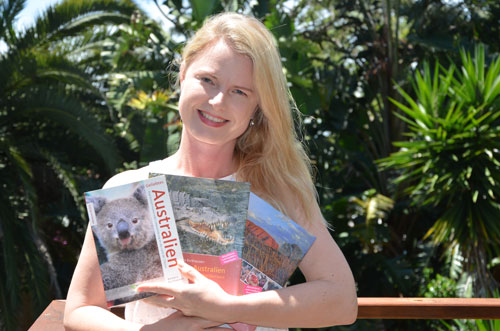 Barbara Barkhausen mit ihren Büchern über Australien