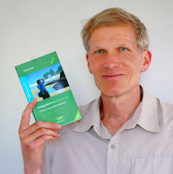 Georg Ludwig mit Buch Fotografieren in Neuseeland