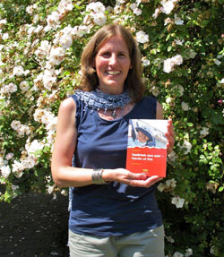Maike Brünink mit Buch Schnullerbacke down under