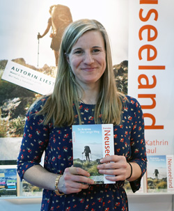 Ann Kathrin Saul mit ihrem Buch 